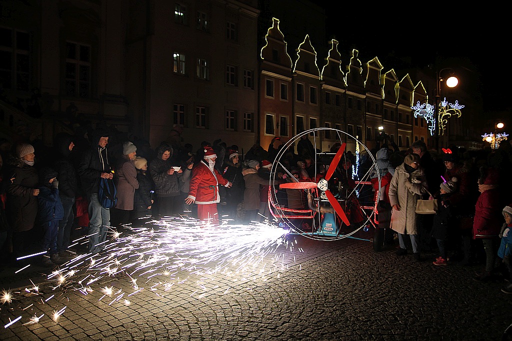 Iluminacje w mieście rozbłysły to znak, że święta już blisko
