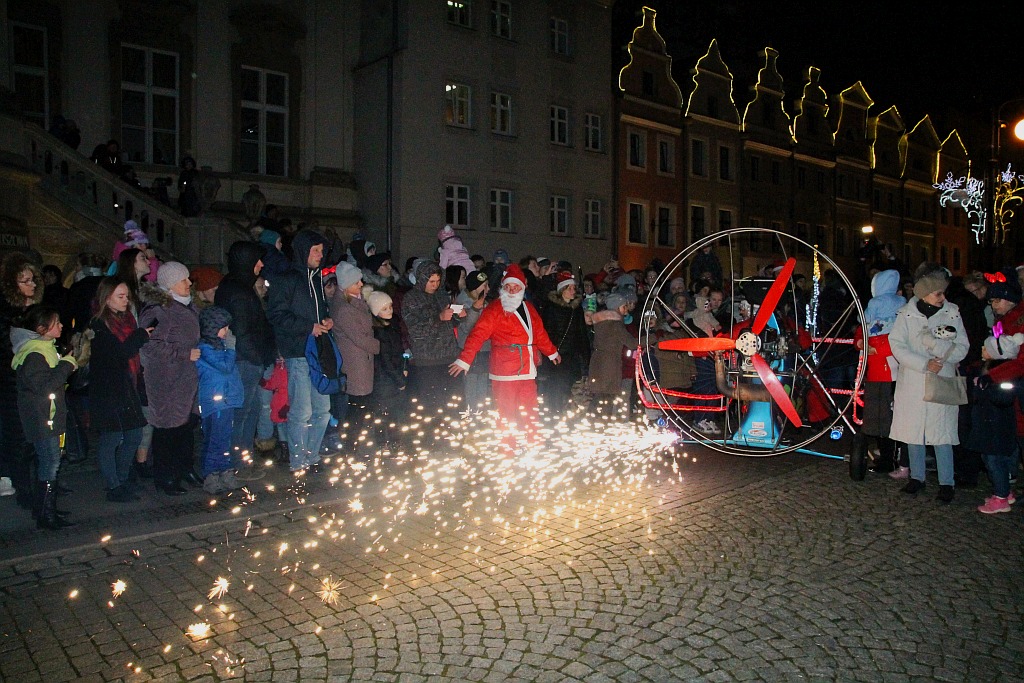 Iluminacje w mieście rozbłysły to znak, że święta już blisko