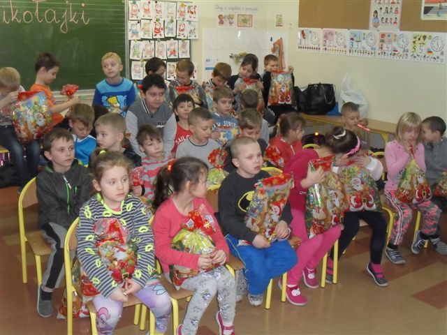 Mikołajkowe czytanie dzieciom w Szkole Podstawowej nr 1