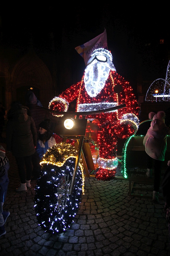 Iluminacje w mieście rozbłysły to znak, że święta już blisko