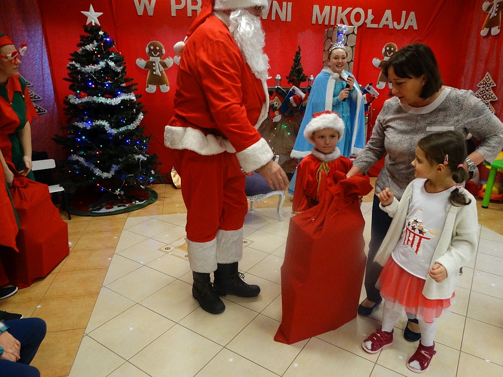 Dzieci ze Źródełka w Pracowni Mikołajów