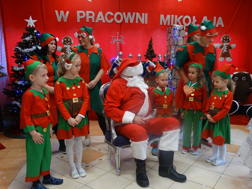 Dzieci ze Źródełka w Pracowni Mikołajów