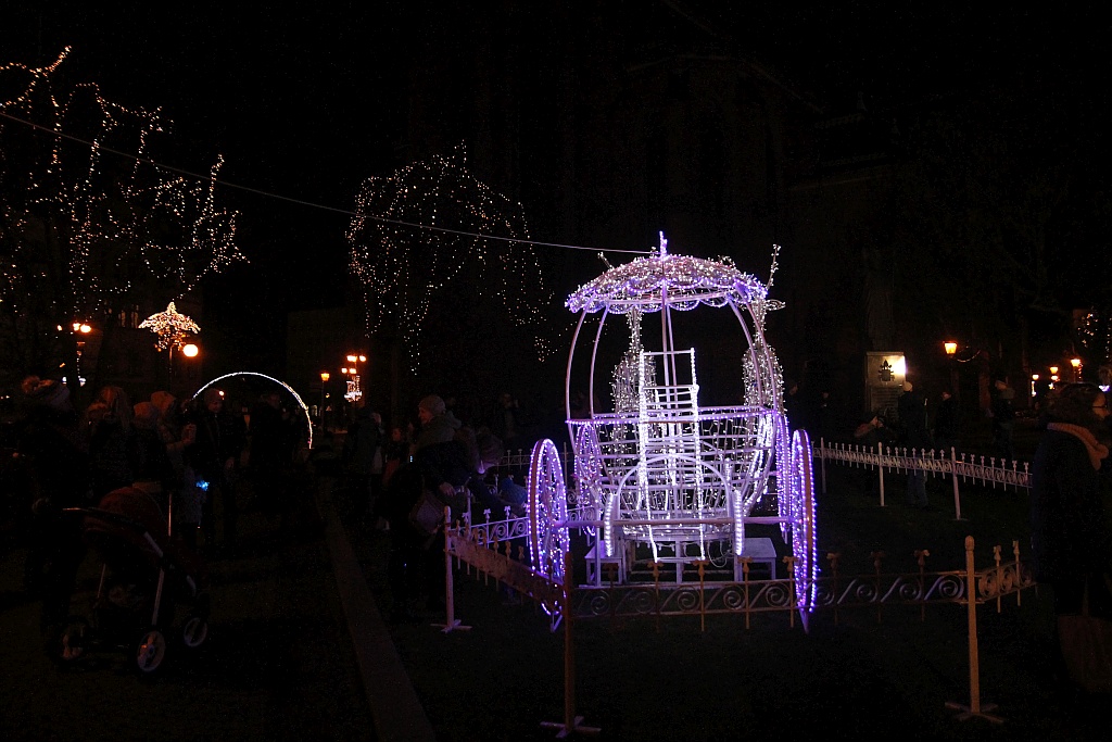 Iluminacje w mieście rozbłysły to znak, że święta już blisko