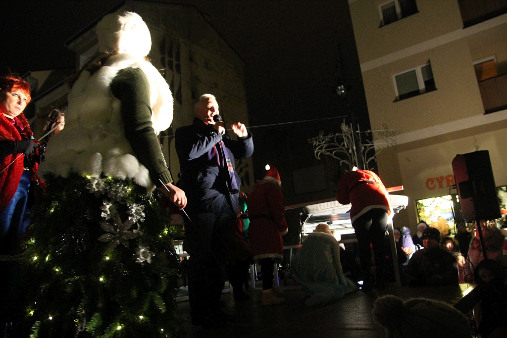 Iluminacje w mieście rozbłysły to znak, że święta już blisko
