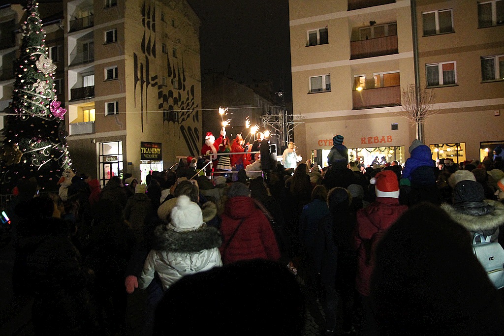 Iluminacje w mieście rozbłysły to znak, że święta już blisko