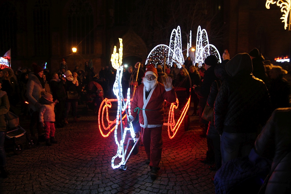 Iluminacje w mieście rozbłysły to znak, że święta już blisko