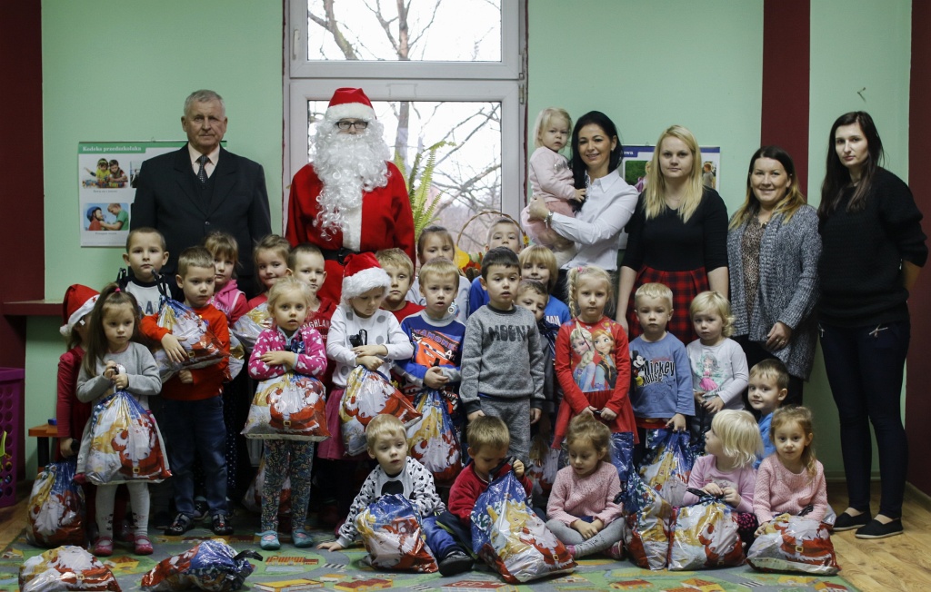 Dzieci z gminy Miłkowice gościły u siebie Świętego Mikołaja