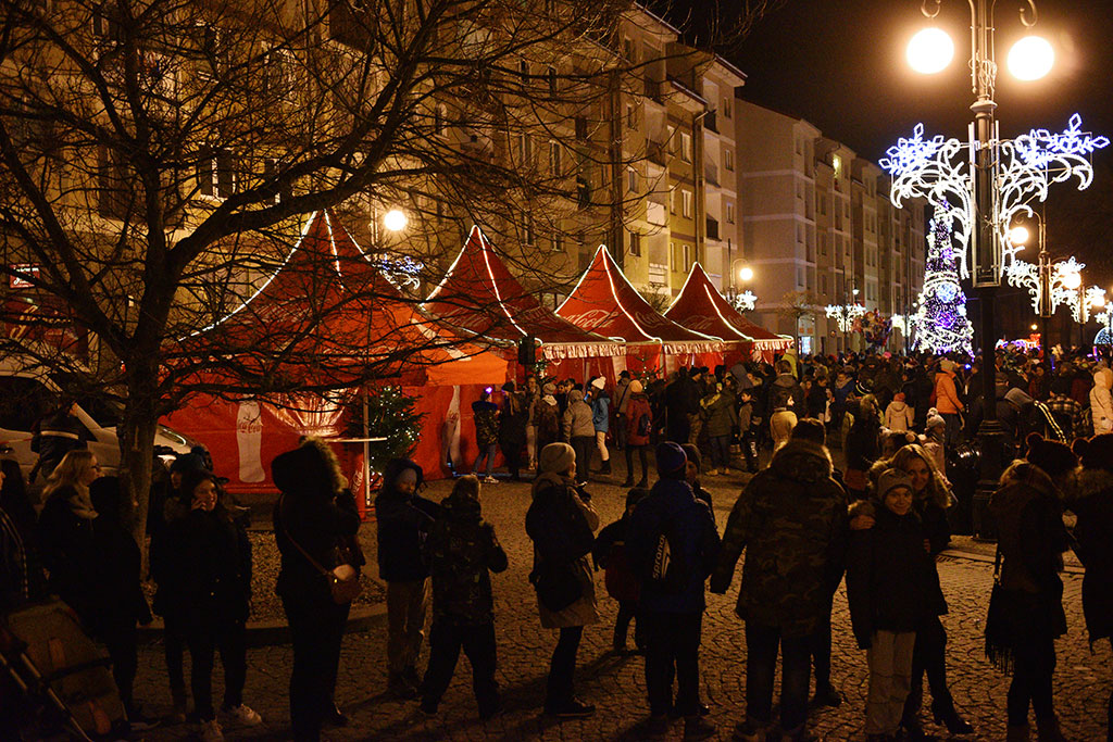 Ciężarówka Coca – Coli ściągnęła do rynku prawdziwe tłumy
