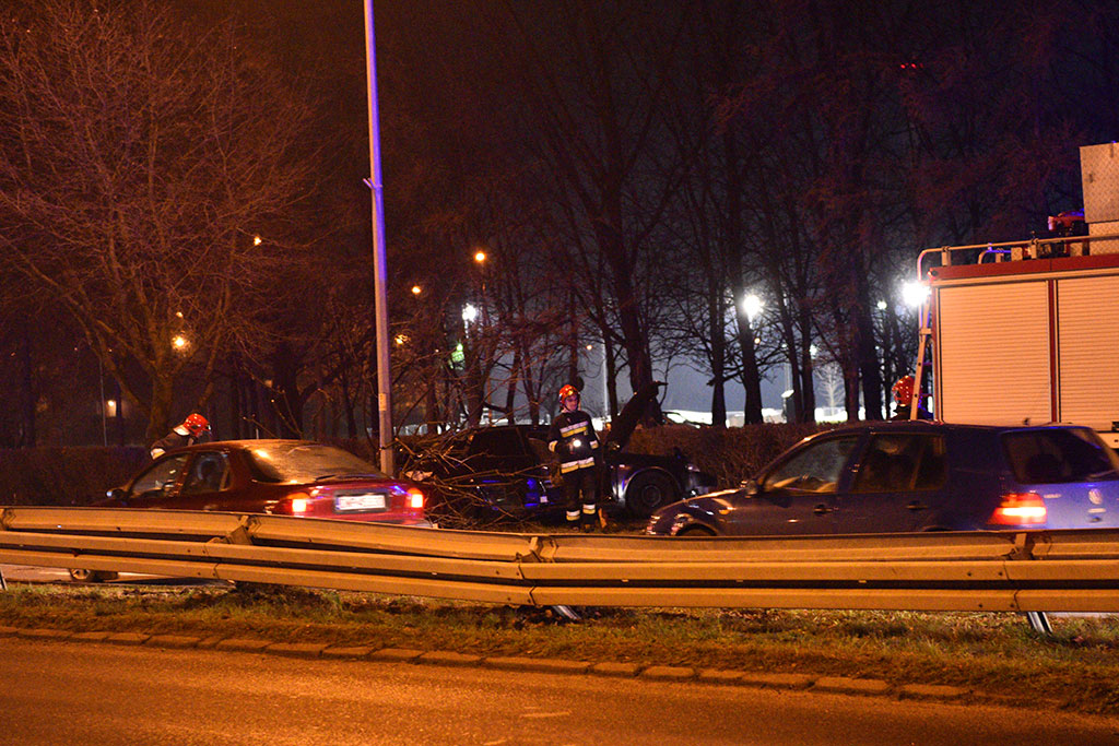 Wypadek dwóch samochodów osobowych na ulicy Piłsudskiego
