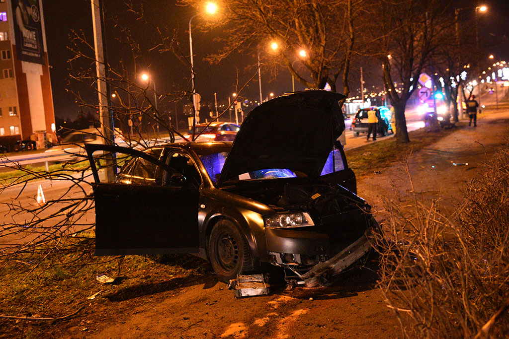 Wypadek dwóch samochodów osobowych na ulicy Piłsudskiego