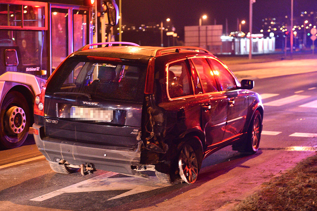 Wypadek dwóch samochodów osobowych na ulicy Piłsudskiego