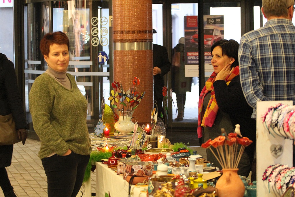 Świąteczne potrawy i rękodzieło na jarmarku w Galerii Piastów