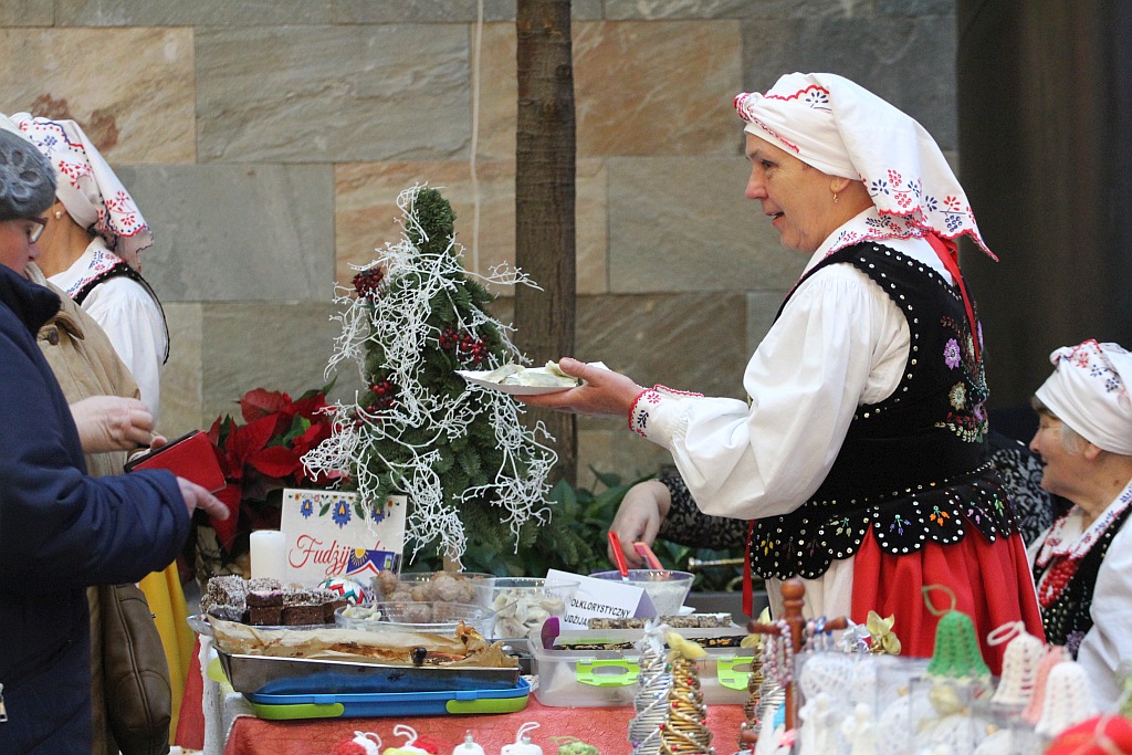 Świąteczne potrawy i rękodzieło na jarmarku w Galerii Piastów