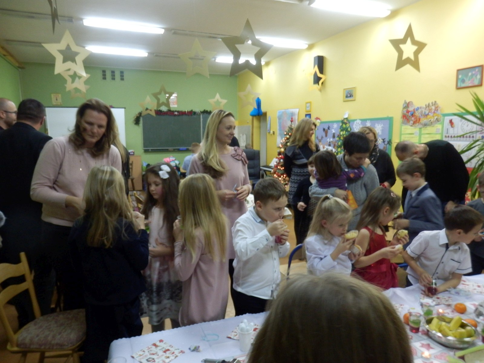 Spotkanie wigilijne uczniów kalsy 1b ze Szkoły Podstawowej nr 16