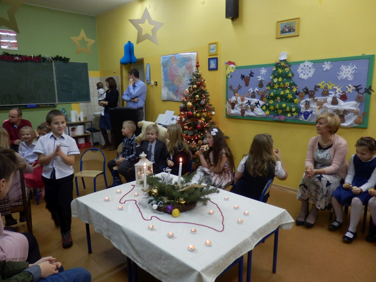 Spotkanie wigilijne uczniów kalsy 1b ze Szkoły Podstawowej nr 16