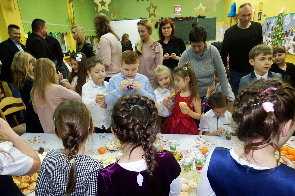 Świąteczne spotkanie w klasie I B w szkole Podstawowej nr 16