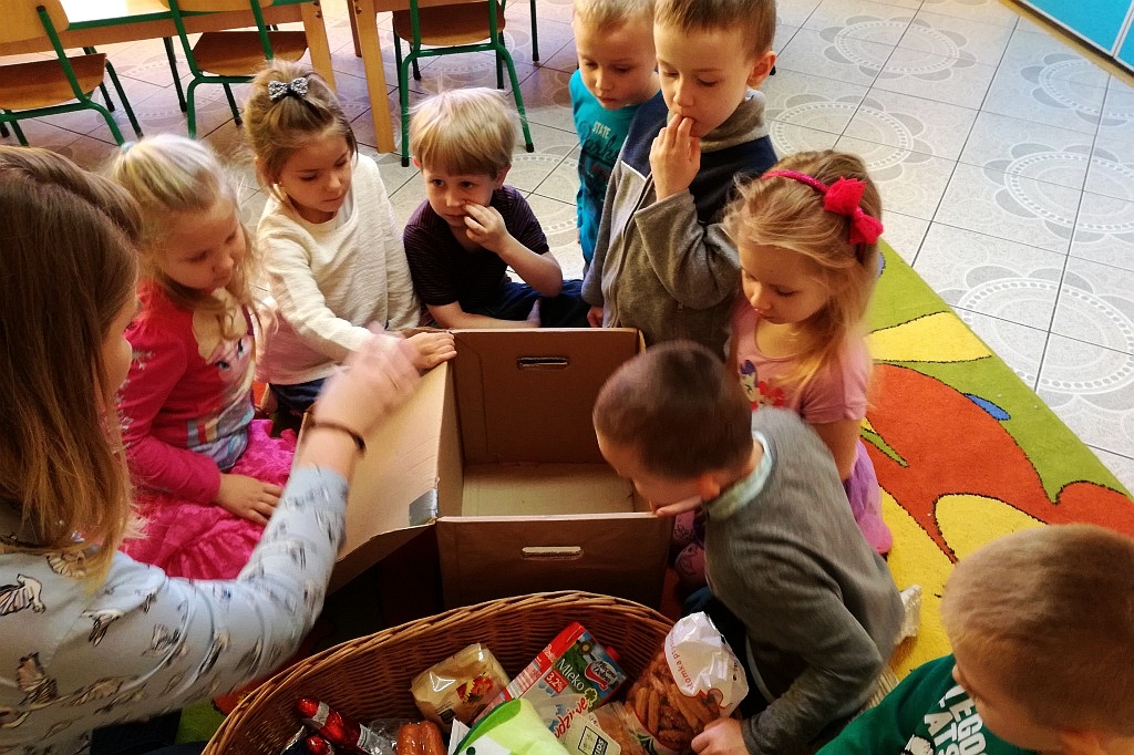 Przedszkolaki „Bambiniaki” obdarowują potrzebujących