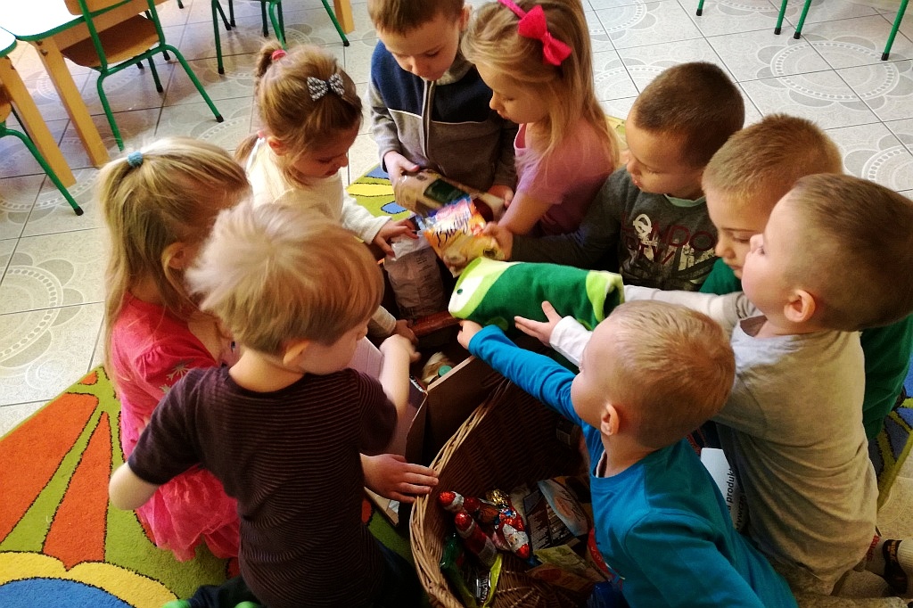 Przedszkolaki „Bambiniaki” obdarowują potrzebujących