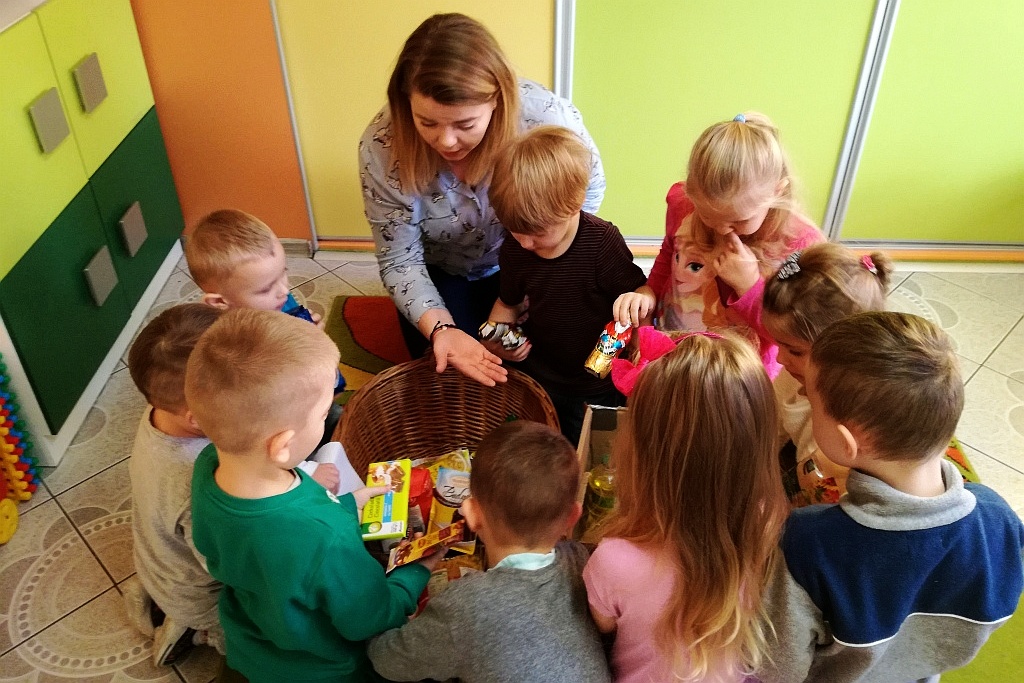 Przedszkolaki „Bambiniaki” obdarowują potrzebujących