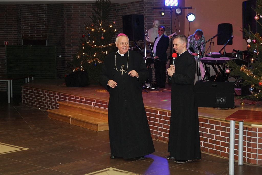 Ponad dwieście osób na balu osób niepełnosprawnych       
