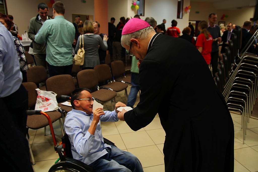 Ponad dwieście osób na balu osób niepełnosprawnych       
