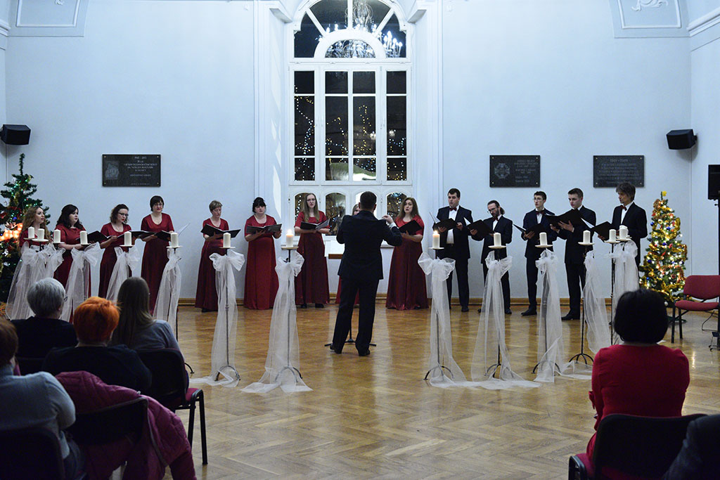 Chór Axion wystąpił z „Symfonią Anielską” w auli I LO
