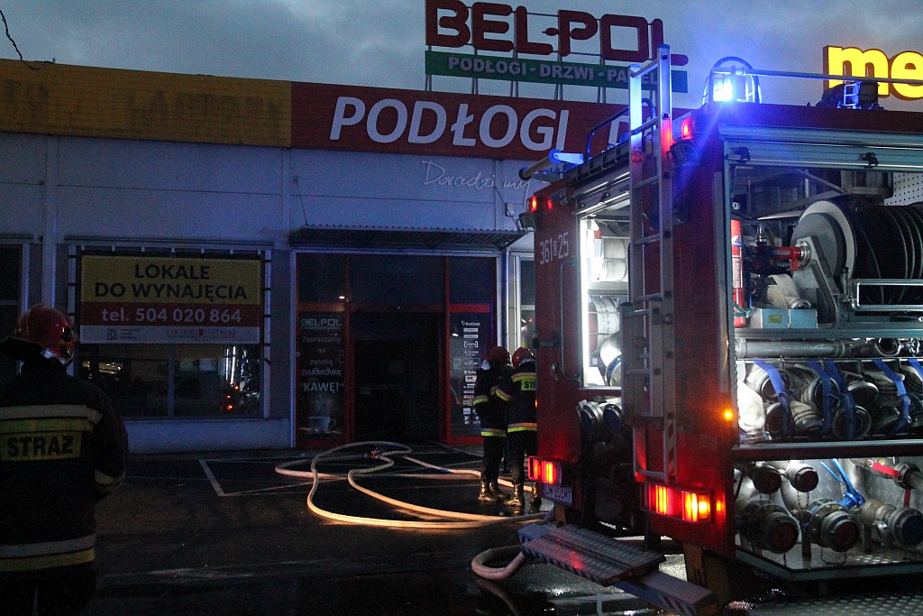 Pożar sklepu Bel-Pol na legnickim lotnisku