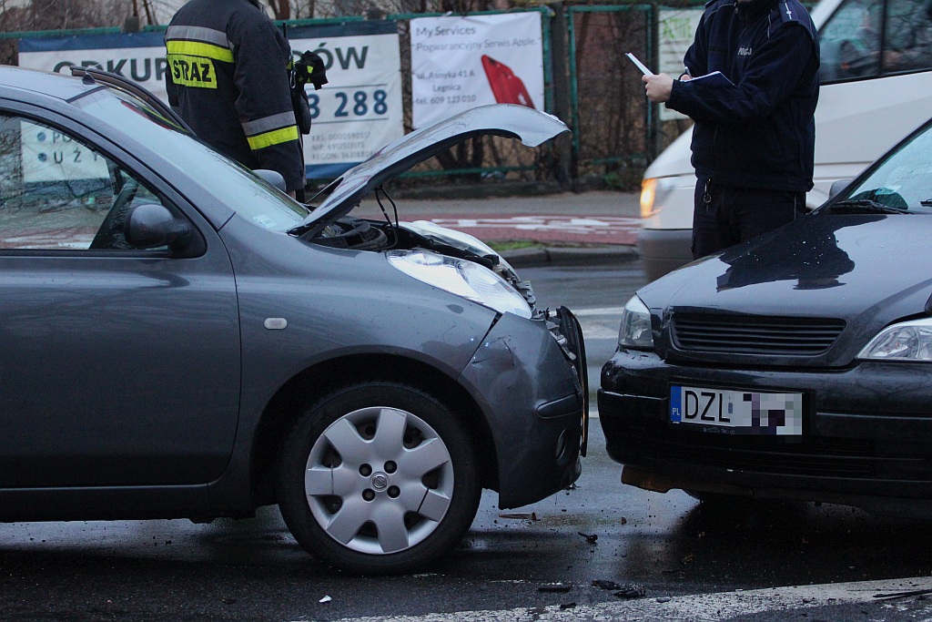 Zderzenie trzech aut na skrzyżowaniu ulic Leszczyńskiej i Prusa