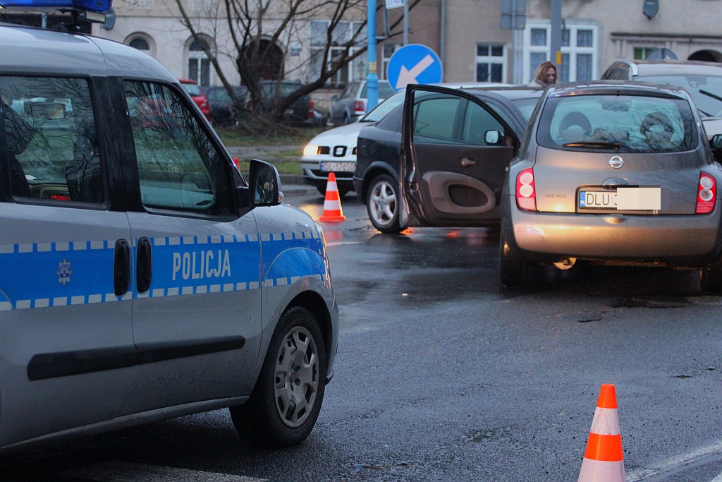 Zderzenie trzech aut na skrzyżowaniu ulic Leszczyńskiej i Prusa