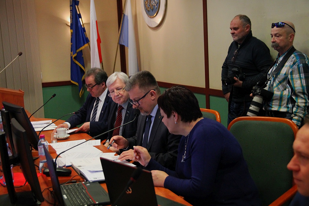 Rada miejska na nadzwyczajnej sesji uchwaliła budżet Legnicy