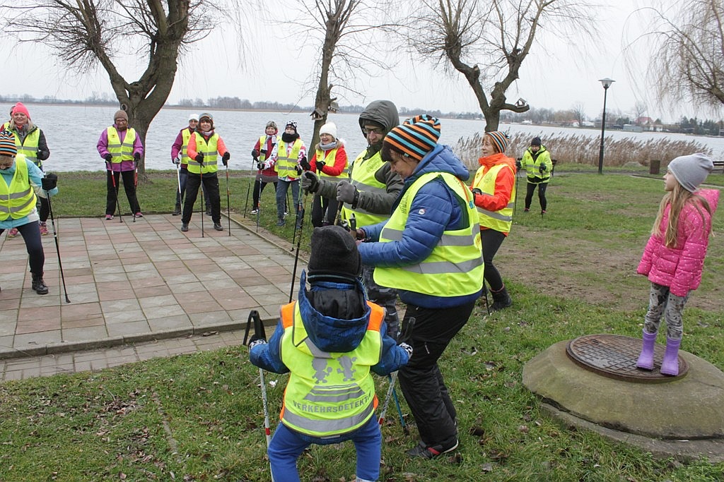 W Kunicach odbył się pierwszy spacer z kijami nordic walking