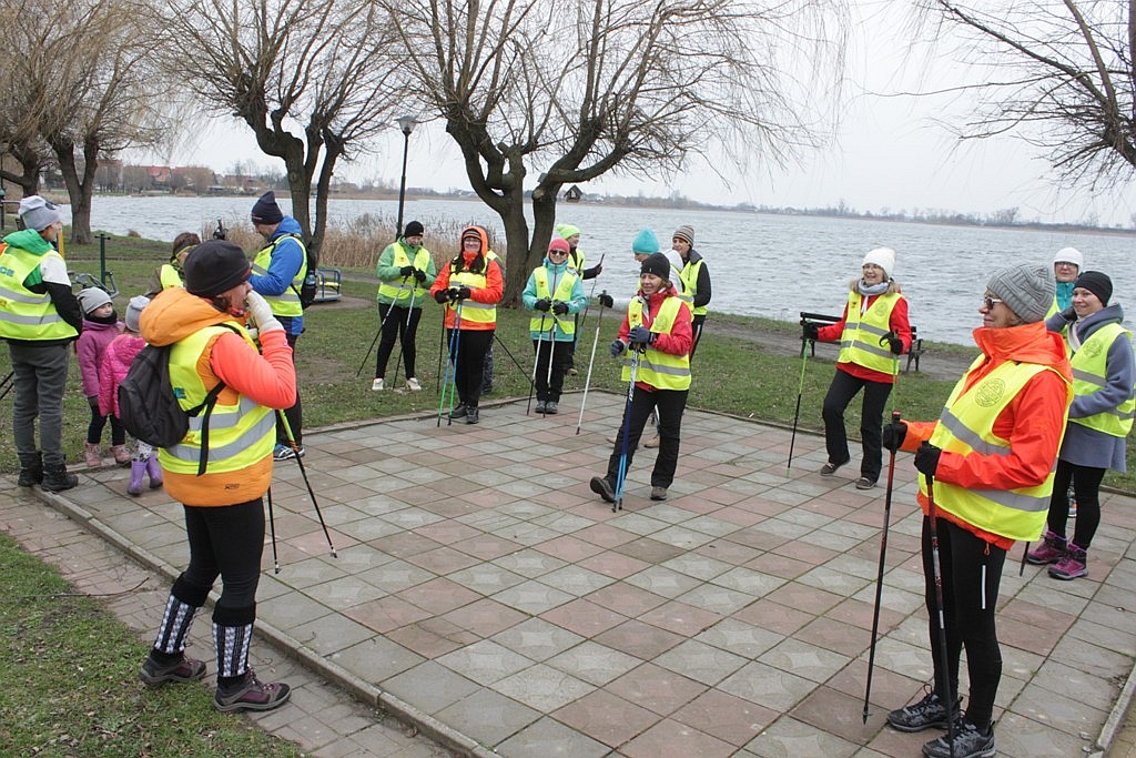 W Kunicach odbył się pierwszy spacer z kijami nordic walking