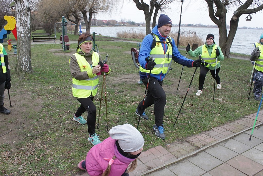W Kunicach odbył się pierwszy spacer z kijami nordic walking