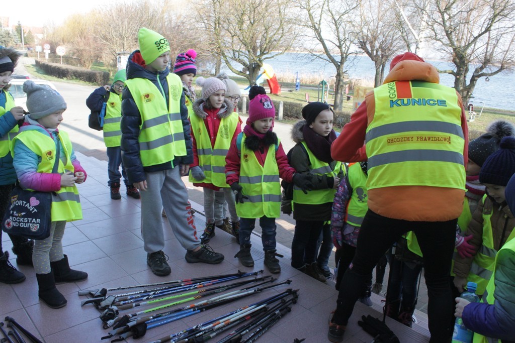 Uczestnicy zimowego wypoczynku w Kunicach bawią się wesoło