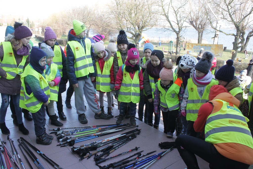Uczestnicy zimowego wypoczynku w Kunicach bawią się wesoło