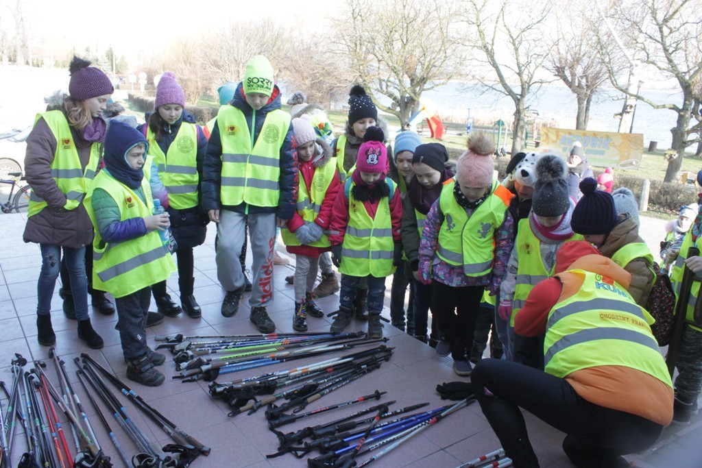 Uczestnicy zimowego wypoczynku w Kunicach bawią się wesoło