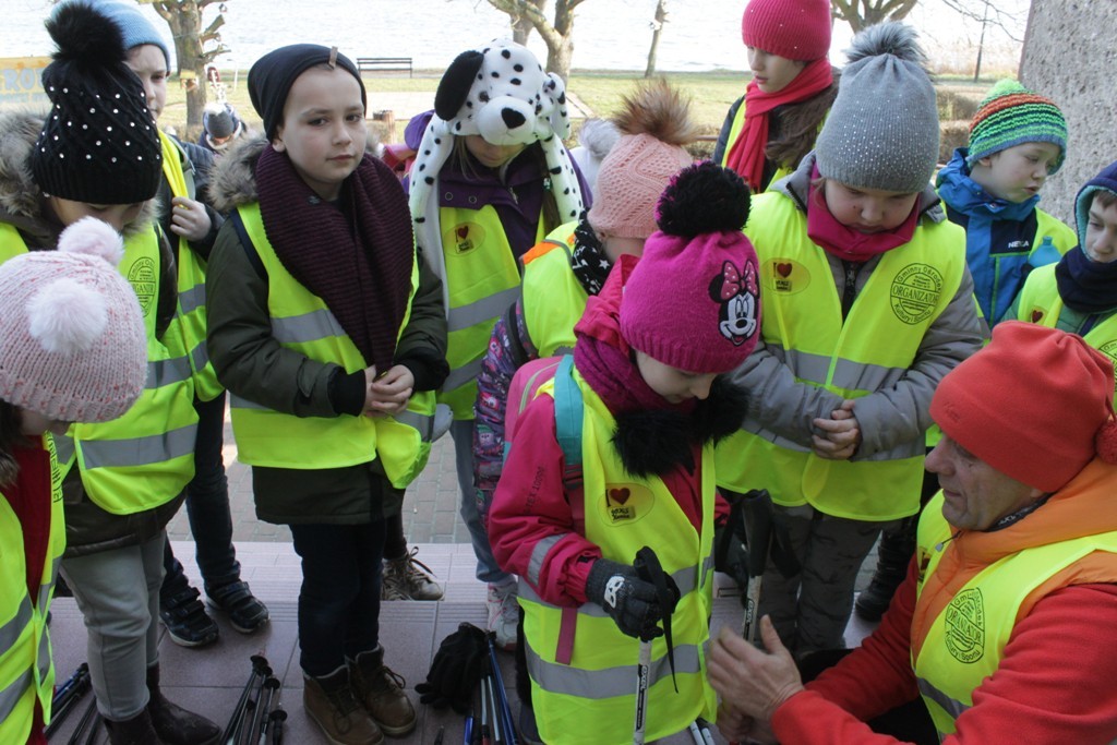 Uczestnicy zimowego wypoczynku w Kunicach bawią się wesoło