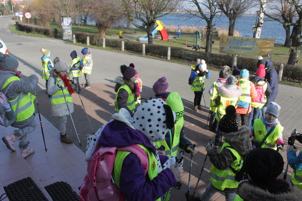 Uczestnicy zimowego wypoczynku w Kunicach bawią się wesoło