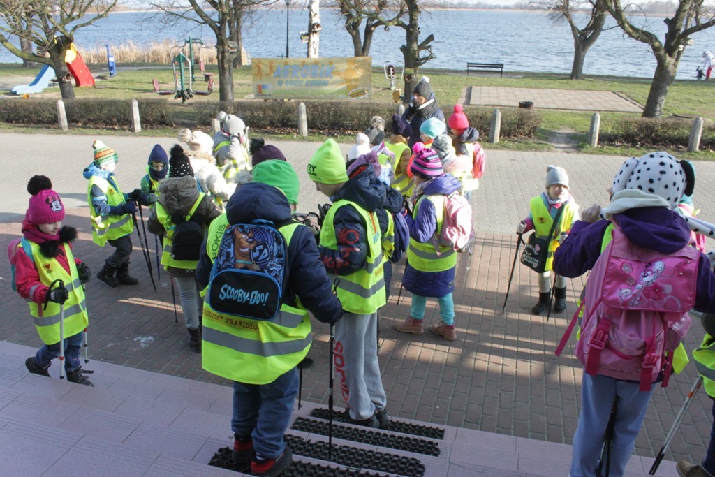 Uczestnicy zimowego wypoczynku w Kunicach bawią się wesoło