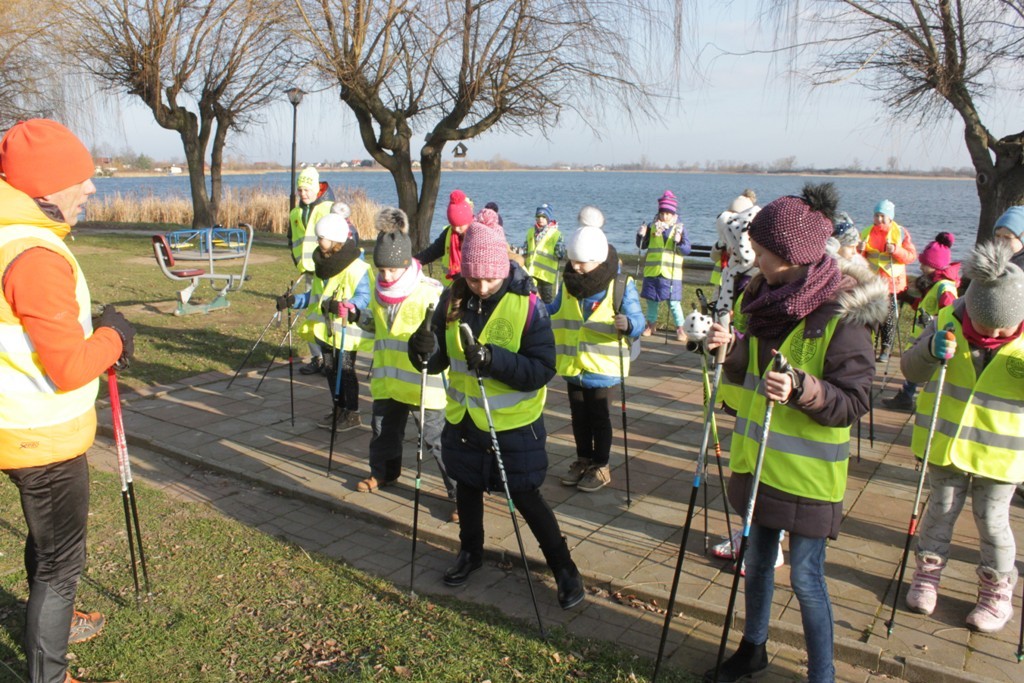 Uczestnicy zimowego wypoczynku w Kunicach bawią się wesoło