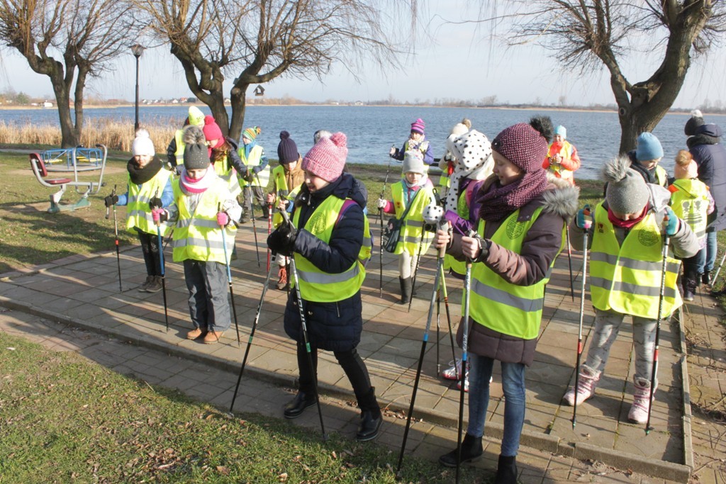 Uczestnicy zimowego wypoczynku w Kunicach bawią się wesoło