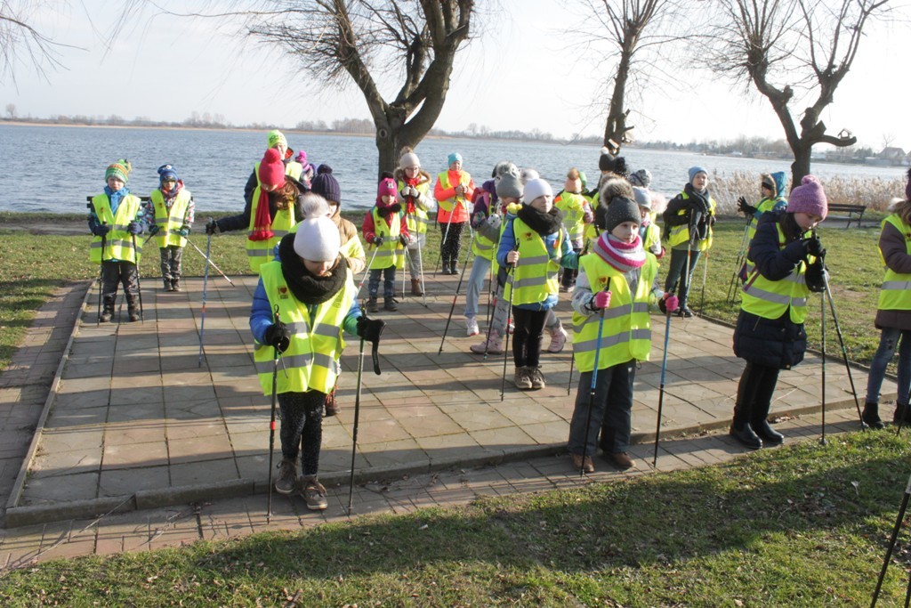 Uczestnicy zimowego wypoczynku w Kunicach bawią się wesoło