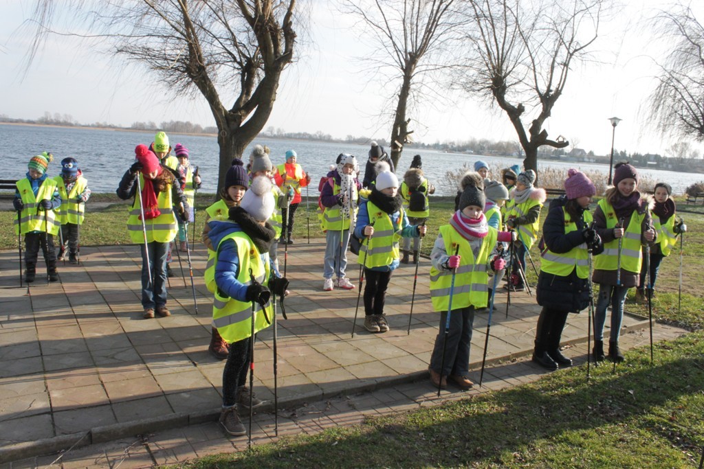 Uczestnicy zimowego wypoczynku w Kunicach bawią się wesoło