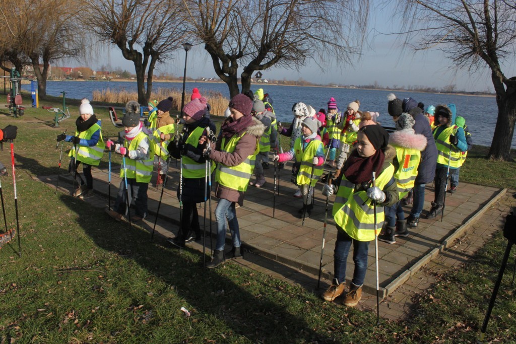 Uczestnicy zimowego wypoczynku w Kunicach bawią się wesoło
