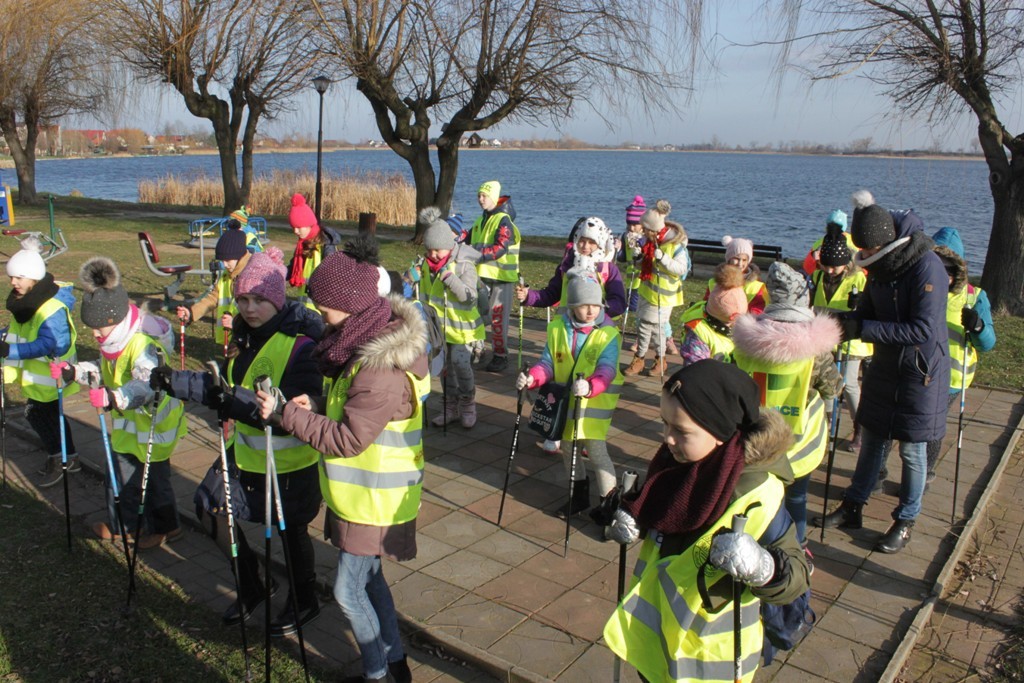 Uczestnicy zimowego wypoczynku w Kunicach bawią się wesoło