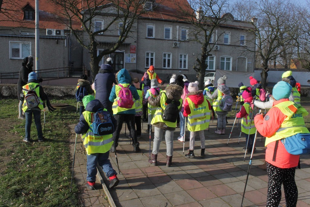 Uczestnicy zimowego wypoczynku w Kunicach bawią się wesoło