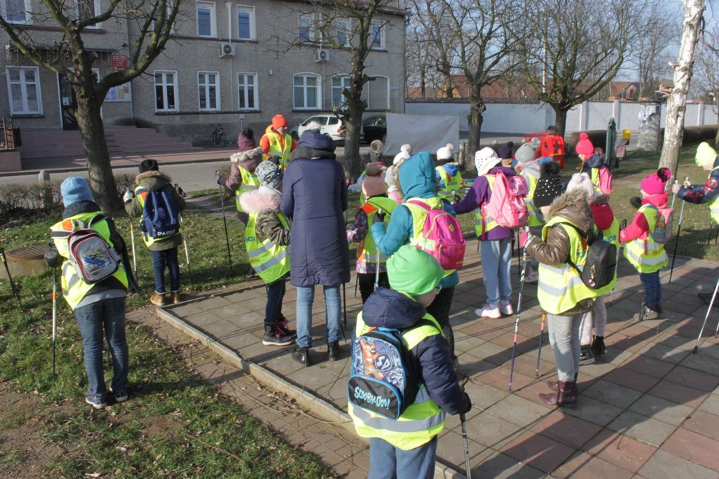Uczestnicy zimowego wypoczynku w Kunicach bawią się wesoło