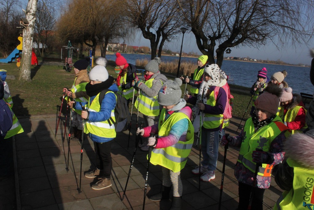Uczestnicy zimowego wypoczynku w Kunicach bawią się wesoło