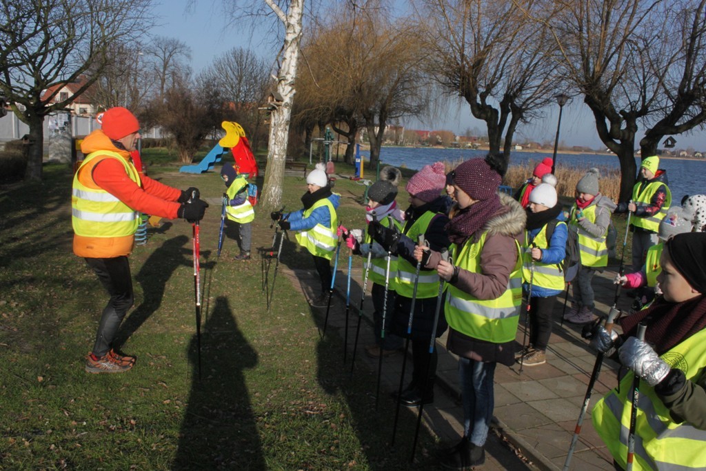 Uczestnicy zimowego wypoczynku w Kunicach bawią się wesoło