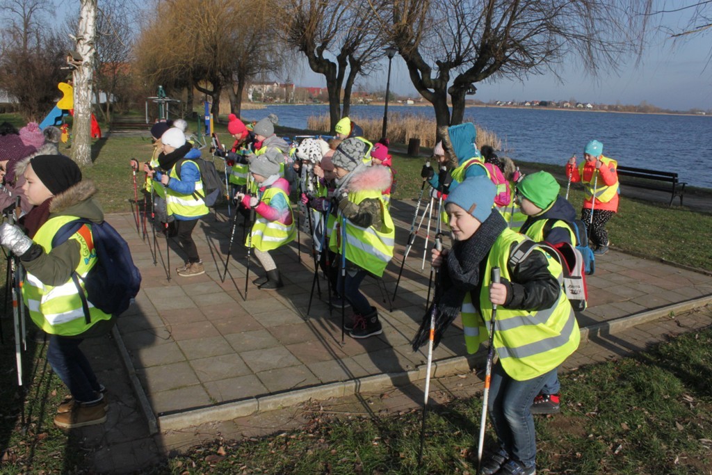 Uczestnicy zimowego wypoczynku w Kunicach bawią się wesoło